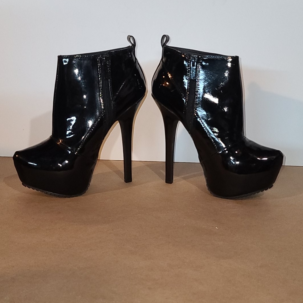 Dollhouse Minaj Black Booties - Picture 2 of 3